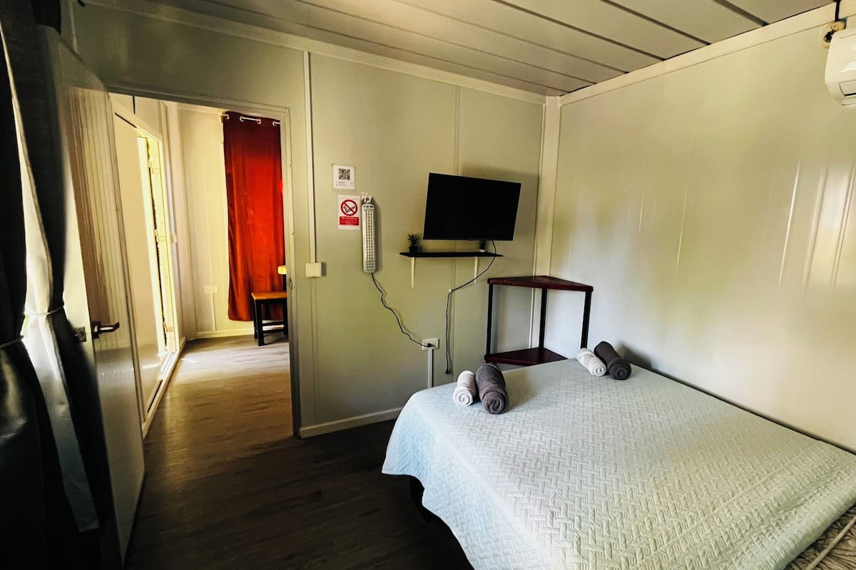 Standard Studio, 1 King Bed, Courtyard View | Free WiFi, bed sheets