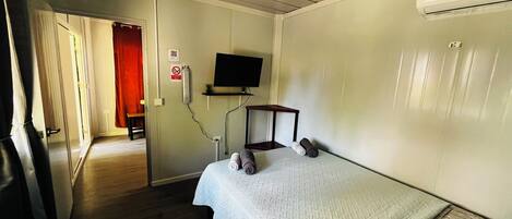 Standard Studio, 1 King Bed, Courtyard View | Free WiFi, bed sheets