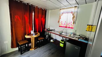 Standard-Apartment, Mehrere Betten, Blick auf den Innenhof | Eigene Küche