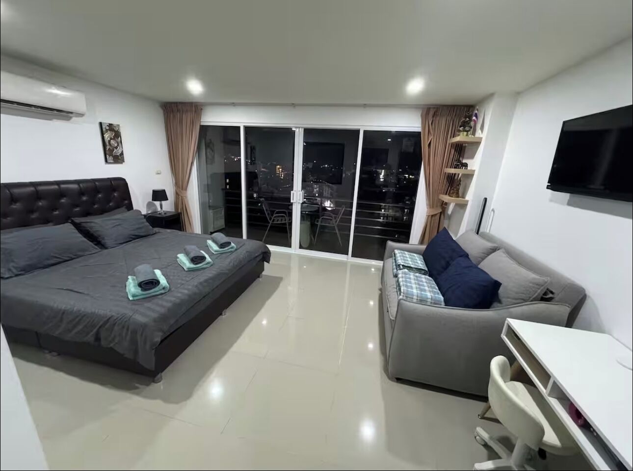 1 habitación, caja de seguridad en la habitación y escritorio 