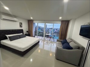 1 habitación, caja de seguridad en la habitación y escritorio 