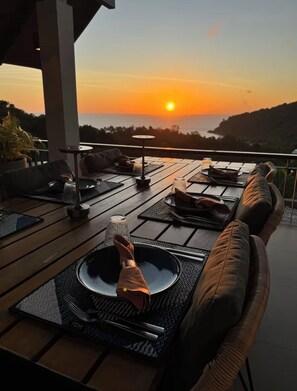 تناول الطعام بالخارج