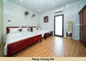 Familieværelse med dobbeltseng eller 2 enkeltsenge - balkon - bjergudsigt