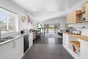 Private kitchen - Family getaway with all the home comforts (Fishermans Reach)