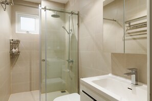 Estudio Deluxe | Baño | Ducha y cabezal de ducha tipo lluvia