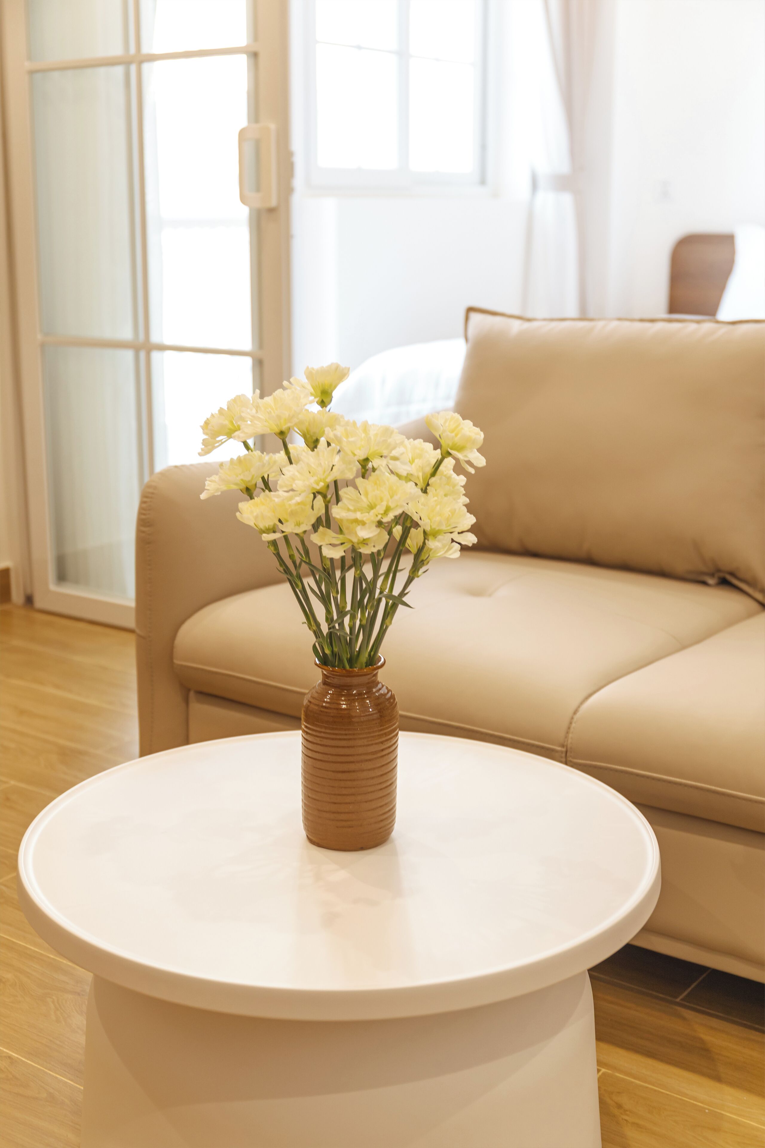 Apartamento premium, 1 quarto, sacada, vista para a cidade | Sala de estar | TV de tela plana 55 polegadas com canais digitais