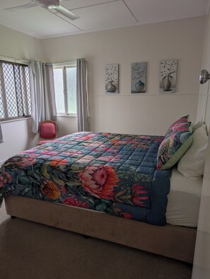 2 habitaciones, tabla de planchar con plancha y ropa de cama 