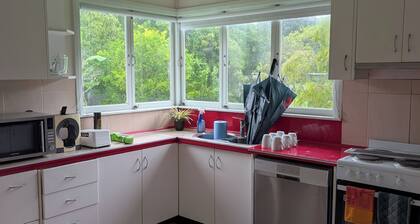 Centrally located cottage in Imbil. 15 mins from Borumba Dam. Pet friendly.