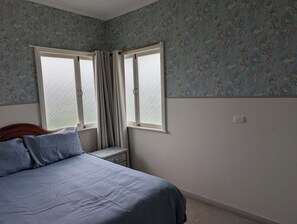 2 bedrooms, iron/ironing board, bed sheets