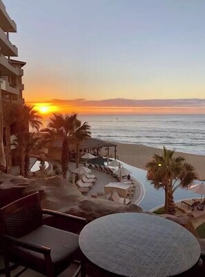 Outdoor dining - Master Suite at Grand Solmar Resort & Spa in beautiful Cabo San Lucas, 2 Beds (Cabo San Lucas)