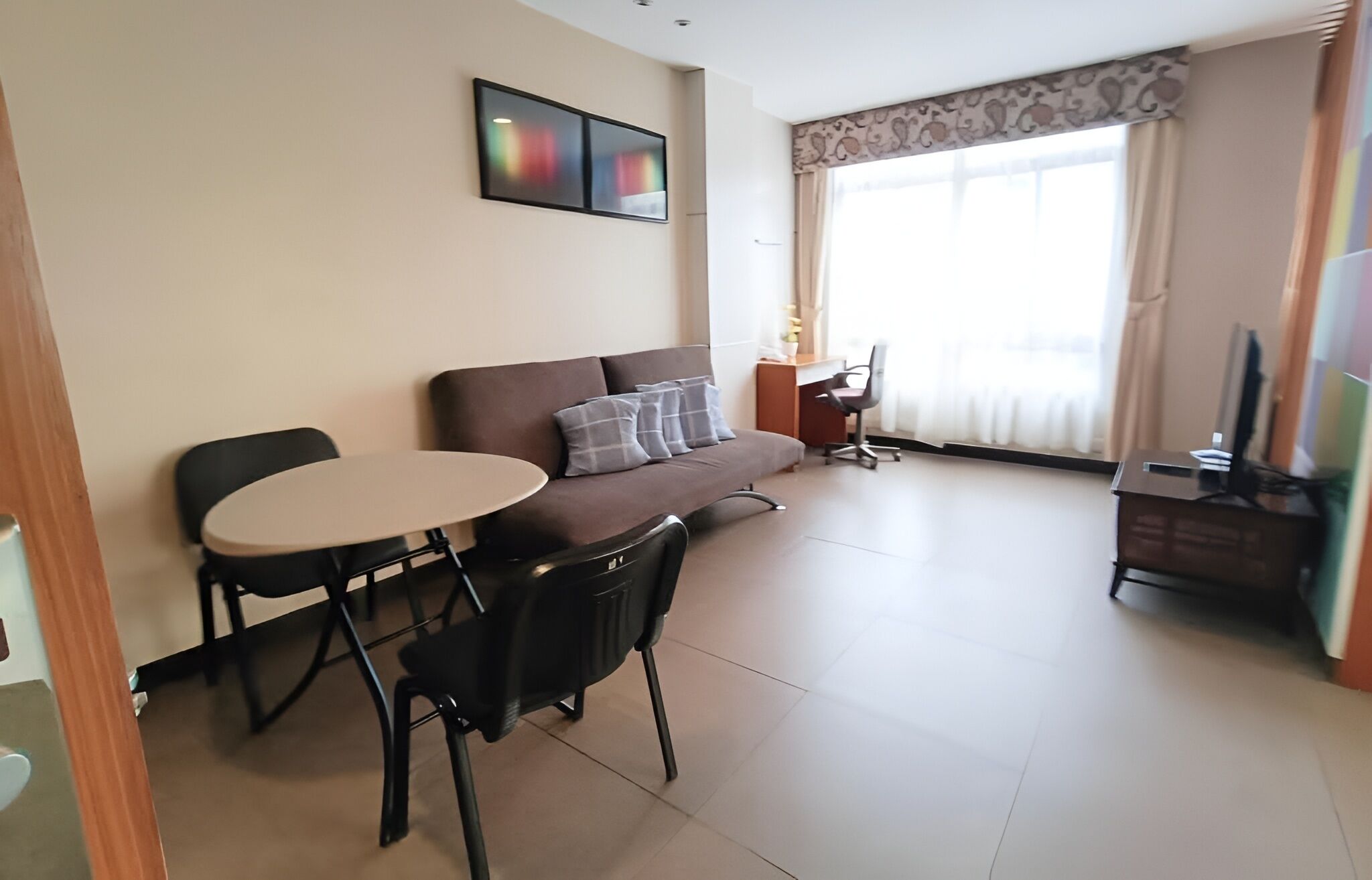 Family Suite, City View | Living area