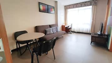 Family Suite, City View | Living area