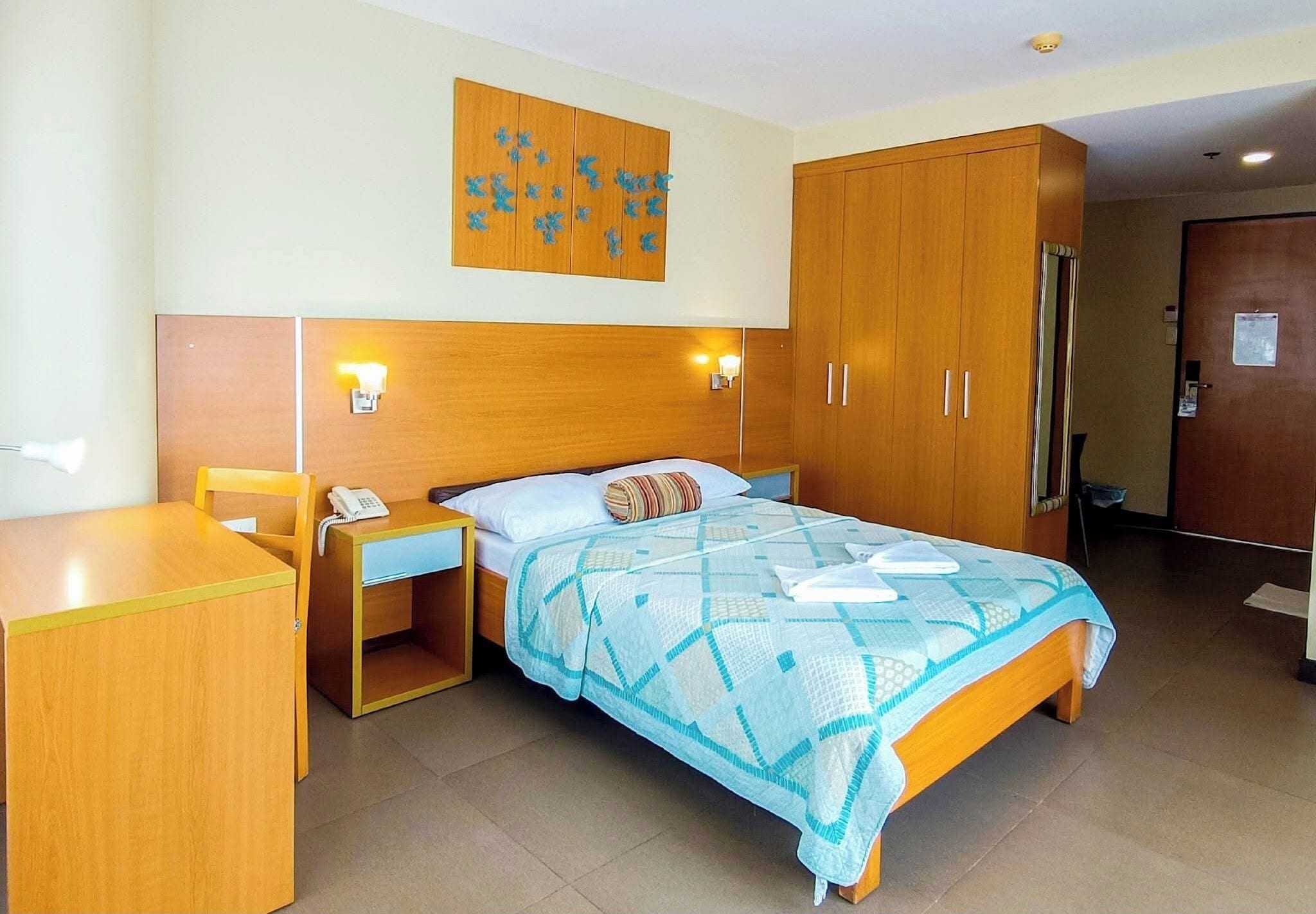 Habitación junior | Caja de seguridad en la habitación y escritorio 