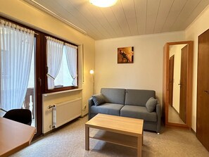 Living area - Cozy vacation apartment with balcony - 2 bedrooms with 2 private bathrooms (Erden)