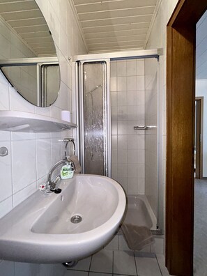 Shower, hair dryer, towels, soap - Cozy vacation apartment with balcony - 2 bedrooms with 2 private bathrooms (Erden)