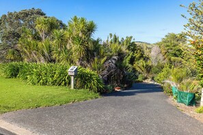 Property grounds - Tutiri – Oneroa Studio Retreat (Waiheke Island)