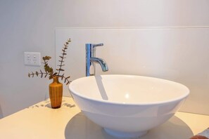 Doccia, asciugacapelli, asciugamani, shampoo