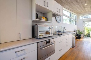Private kitchen - Tutiri – Oneroa Studio Retreat (Waiheke Island)