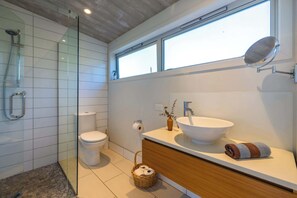 Shower, hair dryer, towels, shampoo - Tutiri – Oneroa Studio Retreat (Waiheke Island)