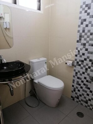 ห้องคลาสสิกสตูดิโอ, ระเบียง | ห้องน้ำ