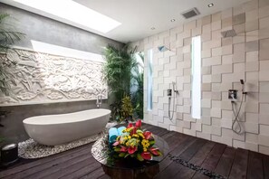 Douche, sèche-cheveux, serviettes fournies, savon