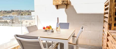 Standard Apartment, Multiple Bedrooms, 2 Bathrooms (Viviani Court 2bd Modern Apt Xewkija) | Outdoor dining