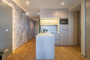 Fridge, microwave, stovetop, dishwasher - Douro Tower - Pool, 360cº View, AC &  Free Parking (Vila Nova de Gaia)