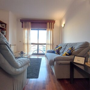 TV - Stay in Porto in an Authentic Neighborhood (Oporto)