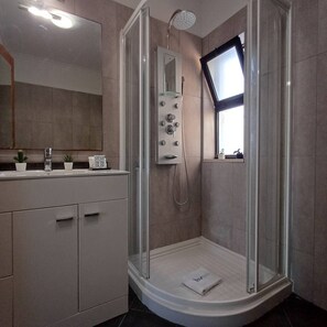 Shower, hair dryer, towels, soap - Stay in Porto in an Authentic Neighborhood (Oporto)