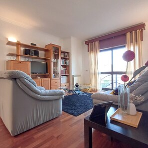 TV - Stay in Porto in an Authentic Neighborhood (Oporto)