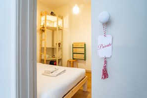 2 bedrooms, iron/ironing board, free WiFi, bed sheets - Charming retreat near Boavista with elevator (Oporto)
