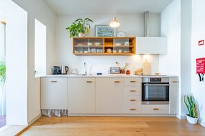 Fridge, microwave, oven, stovetop - Charming retreat near Boavista with elevator (Oporto)