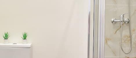 シャワー、ヘアドライヤー、タオル
