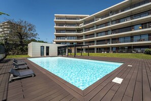 A modern building with a rooftop pool and lounge chairs. - Antas Park Concept Lifestyle With Pool (Oporto)
