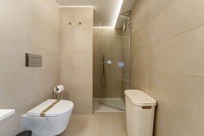 Shower, hair dryer, towels, soap - Douro View Charming Apartment Duplex by YourHost (Valbom)