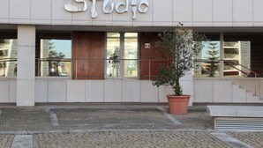 A building with a sign reading 'Studio Residence.' - Arrábida Luxury Studio (Vila Nova de Gaia)