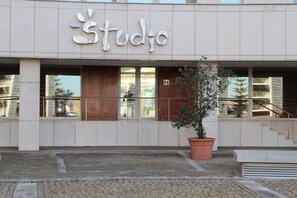 Ein Gebäude mit einem Schild, auf dem 'Studio Residence' steht.