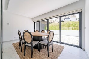 Dining - Antas Park Flat With Pool (Oporto)