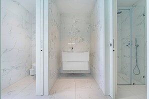 Shower, hair dryer, bidet, towels - Antas Park Flat With Pool (Oporto)