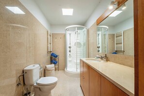 Een douche, een haardroger, een bidet, handdoeken