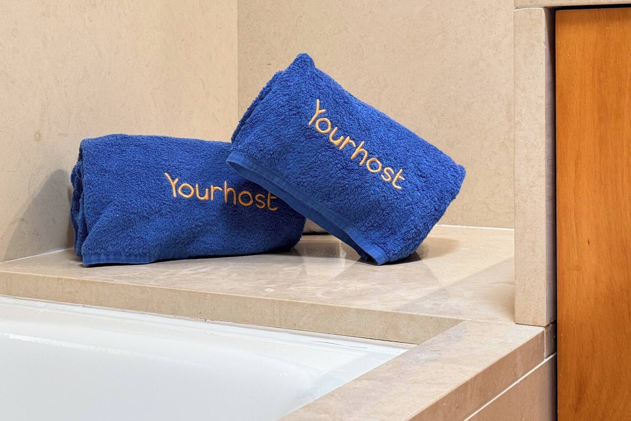 Douche, sèche-cheveux, bidet, serviettes fournies