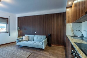 Eine moderne Küche mit eingebautem Herd, Spüle und Holzvertäfelung.
