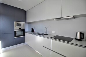 Fridge, microwave, oven, stovetop - RestOnDouro Oporto Family (Valbom)