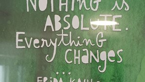 Una cita de Frida Kahlo sobre una pared verde con textura.
