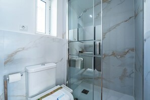 Shower, hair dryer, towels, soap - Oporto Nura House Duplex Downtown (Oporto)