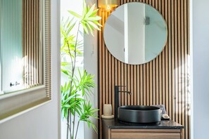 Shower, hair dryer, towels, soap - Oporto Nura House Duplex Downtown (Oporto)