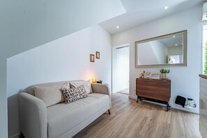 TV - Oporto Nura House Duplex Downtown (Oporto)
