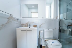 Shower, hair dryer, towels, soap - Oporto Nura House Duplex Downtown (Oporto)