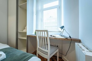 Coffres-forts dans les chambres, fer et planche à repasser