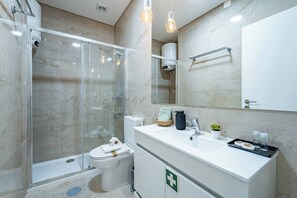 Douche, sèche-cheveux, serviettes fournies